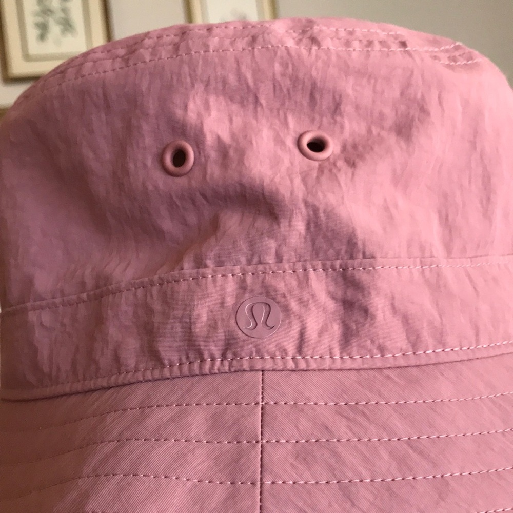 Muted mauve Lululemon bucket hat